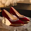 Zapatos Rojos de Tacón Alto para Mujer Zapatos de Boda Tacón de Aguja Tela de Terciopelo con Vestido Formal Brindis Banquete Novia Xiuhe Zapatos Individuales Estilo Nuevo 2026