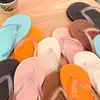 Sandálias de moda versáteis e brilhantes, novas chinelos de praia de verão à prova d'água para mulheres, adequados para viagens e uso ao ar livre