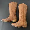 Outono/Inverno 2026 Novo Estilo Botas Western Cowboy Bordadas Femininas Bico Fino Salto Grosso Botas de Cano Alto Fashionable Botas Femininas Comércio Exterior Atacado