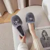 Sapatos felpudos femininos 2026 novos de inverno versáteis moda slip-on sapatos de algodão com fleece espesso quentes para estudantes