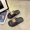 Nuevas lindas chanclas de verano para interior y exterior, ligeras, para mujer y hombre, color liso, chanclas suaves para el hogar, moda casera, lindas pantuflas para invitados