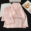 Novo conjunto de pijama para primavera e outono com sutiã embutido, apresentando um design da Kitty, tecido de seda gelada, padrão espinha de peixe e um cardigã com gola de lapela