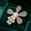 Broche vintage con adornos de diamantes, broche de aleación de alta gama y versátil, accesorio de pin de moda para mujer de comercio exterior al por mayor