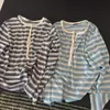 Camiseta de manga larga a rayas con bloques de color, cuello Henley, estilo fino de principios de otoño, fresca y sencilla, para mujer, top básico casual estilo coreano