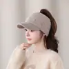 Gorra tejida de pico de pato de moda estilo coreano para mujer, adecuada para otoño e invierno, con protección para las orejas, cálida, hace que la cara se vea más pequeña, se puede usar con cola de caballo, gorro tejido de punta abierta
