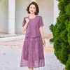 Nuevo vestido de verano para madres, de manga corta, elegante y con clase, ropa para mujeres de mediana edad, estiloso, que favorece la figura, imitación de dos piezas, de longitud media, vestido ligero