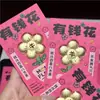 Nuevo Estilo Oro Puro 999 Flor de Dinero Sobre Rojo con Lindos Adornos de Flor de Durazno, un Regalo Conmemorativo para Novio, Novia o Mejor Amigo