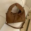 Retro, a la moda, minimalista y lujosa: una bolsa de hombro, bolso de mano o bolso cruzado versátil para el día a día, perfecta para la temporada de otoño de 2026, con un diseño único
