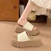2026 Chanclas Cómodas de Suela Gruesa para Mujer, Diseño de Tira Ancha Plisada, Suela Elástica Alta Absorbente de Impactos para Dispersar la Presión del Pie