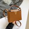 Bolso de Mano de Cuero Granulado de Gama Alta Verano 2025 Color Puro de Moda para Viajes Tendencia en Forma de V Bolso de Hombro Cruzado para Mujer