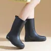 Botas de chuva japonesas de cano médio transfronteiriças femininas cor sólida simples antiderrapantes impermeáveis sapatos de borracha moda outdoor pesca trabalho botas de chuva
