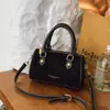 Bolsa de Mão Estilo de Rua Bolsa Boston 2025 Novo Estilo Fashionável Compacta Texturizada Moda Transversal de Ombro para Mulheres