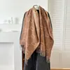 Bufanda para mujer de la marca trendy CC, bufanda chal gruesa popular con borlas largas, imitación cachemira transfronteriza europea y americana, bufanda cálida para cuello al por mayor para exteriores