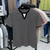 Camisa Polo Moda Tendência para Homens 2026 Verão Novo Estilo Camiseta Casual de Manga Curta com Gola Redonda e Listras para Homens