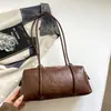 Bolsa de ombro retrô para mulheres, bolsa de ombro de couro macio de nicho, bolsa pequena cilíndrica com pingente de urso, bolsa de mão multicolorida para o dia a dia
