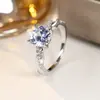 Anillo para Mujer Rongxing de Brazo Retorcido Europeo y Americano Transfronterizo Banda de Anillo de Brazo Retorcido Piedra Principal Redonda de Cuatro Garras Múltiples Colores Joyería para Banquetes
