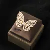 Anillo de mariposa resistente, lujoso y extravagante con una zirconia cúbica escalonada y alas de mariposa caladas, un anillo transfronterizo de alta gama y moderno