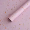 Várias folhas de papel floral espessado com padrões em relevo, adequadas para embrulhar buquês, caixas de presente e arranjos florais