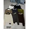 O único suéter de malha VI+ outonal estilo coreano, de cores suaves e elegantes em blocos, com mangas compridas para mulheres, com um design de ombro inclinado que pode ser usado de duas maneiras, modelo 99520