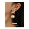 Pendientes Retro Estilo Francés Vintage Europeos y Americanos con un Toque Lujoso y de Alta Gama, Presentando Flores de Perlas Artificiales y Pendientes Grandes Exagerados para Mujer