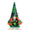 Decoración transfronteriza del Día de San Patricio irlandés. Decoración de muñeca verde pequeña. Decoración creativa de enano de hojas verdes. Rudolf.