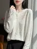 Cardigã de lã macio e flexível com textura jacquard tridimensional em relevo, gola redonda, mangas compridas, corte solto, jaqueta de tricô elegante e que afina a silhueta