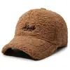 Nueva gorra de béisbol de pana gruesa para otoño e invierno para hombres y mujeres, estilo coreano, visera ancha a la moda, gorra cálida con pico bordado que hace que la cara se vea más pequeña y moderna