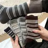 Calcetines para mujer para otoño e invierno, nuevos calcetines de rayas vintage ins versátiles y modernos, populares en línea, calcetines apilados a media pantorrilla adelgazantes