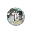 Insignia Estilo Ar con Diseño de Doble Destello de Mascota de Maestro Taoísta Grabado, Insignia de Hojalata Estampada en Frío con Relieve de Wang Xian y Lan Wangji