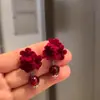 Brincos de Pérola com Flor Vermelha para Mulheres, Luxo Leve, Design de Ponta, Brincos Elegantes, Nova Joia de Orelha Única de Nicho