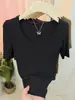 Camiseta básica minimalista com gola U, ombros retos e manga três quartos para mulheres, verão 2026, elegante, modeladora, versátil, corte justo