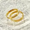 Venta caliente transfronteriza moda femenina estilo ins anillo de acero inoxidable con circonita incrustada chapado en oro anillo de titanio para pareja venta al por mayor