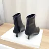 Botines negros de tacón alto para mujer, colección otoño/invierno 2026, con cuero suave, tacón bajo, punta fina y un diseño de tacón delgado estilo francés.