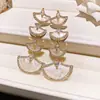 Resplandor de Hoja Dorada~Aretes de Zirconia Chapados en Oro Real de 18K con Forma de Abanico Aretes de Metal Estilo Europeo y Americano con Sentido de Diseño