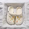 Sapatos para Mulheres para Calçar Sapatos para Verão Roupa Externa 2025 Novo Estilo Doméstico Interno Sandálias Baotou Antiderrapantes com Solado Espesso para Aumentar a Altura