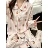 Pijama de Mujer Nuevo Estilo Algodón Nube Cuello de Muñeco, Manga Larga y Pantalones, Conjunto de Ropa de Casa Delgado Dulce con Estampado de Dibujos Animados, Venta al Por Mayor Transfronteriza