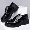 Zapatos de hombre de cuero patentado de fábrica original, estilo británico transpirable, suela gruesa brillante, que aumentan la altura, adecuados para trajes, bodas y novios