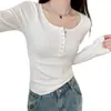 Camiseta de Segunda Pele Feminina para Outono 2026, Nova Camiseta Preta de Manga Longa Slim Fit, Top Preto Canelado de Ombros Normais para Início do Outono