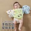 Bebé duerme con la palma tranquilizadora, artefacto para dormir, bebé se acuesta, duerme, bebé duerme solo, abrazo, duerme, bofetada en el trasero