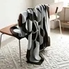 Atacado do Fabricante Manta de Imitação de Caxemira com Letra H, Manta para Cochilo com Ar Condicionado, Manta Decorativa para Sofá, Manta de Avião Jacquard Dupla Face