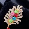 Broche de Aleación de Gama Alta con Incrustaciones de Diamantes y Pluma Colorida, Elegante y Único, Pin para Accesorios de Ropa de Mujer
