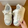 Zapatos blancos súper lindos y adorables estilo JK versátiles para mujeres petite, zapatillas casuales de nicho con plataforma de suela gruesa que aumentan la altura