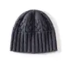 Moda clásica de otoño e invierno, nuevo gorro cálido de punto de cachemir con trenzado de cable, gorro simple de color liso para la cabeza, protección para los oídos