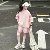 Conjunto Esportivo de Secagem Rápida para Meninas Verão 2026 Novas Roupas de Verão Estilosas para Crianças de Tamanho Médio e Grande Conjunto de Duas Peças com Camiseta de Manga Curta e Shorts para Meninas