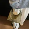 Bolsa de ombro versátil, de nicho e retrô para o novo outono para mulheres, apresentando um elegante design hobo crossbody de camurça para 2026