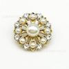 Botón decorativo de aleación con forma de flor blanca brillante dorada con perla hueca y diamante para abrigo, suéter, falda