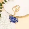 Pequeño Regalo de Año Nuevo Estilo Chino Caballo que Trae Fortuna Llavero con Corazón de Metal Perlado y Cordón de Cuero Colgante para Llave