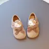 Zapatos de invierno para niñas estilo Birkenstock con forro de felpa, zapatos nuevos de algodón para niños con suela suave y antideslizante, diseño de gato KT de dibujos animados con un lazo, zapatos de princesa