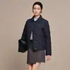 Chaqueta corta de plumas para mujer con cuello de solapa y patrón de rombos, moda de invierno 2026, ligera y cálida, estiliza figuras petite, en un diseño estilo Chanel