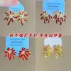 Aretes y Clips para Orejas de Fuegos Artificiales de Año Nuevo, Exquisitos y Pequeños, Diseño de Flor Roja Soñadora, Elegantes y Versátiles, Aretes de Lujo Ligero para Mujer